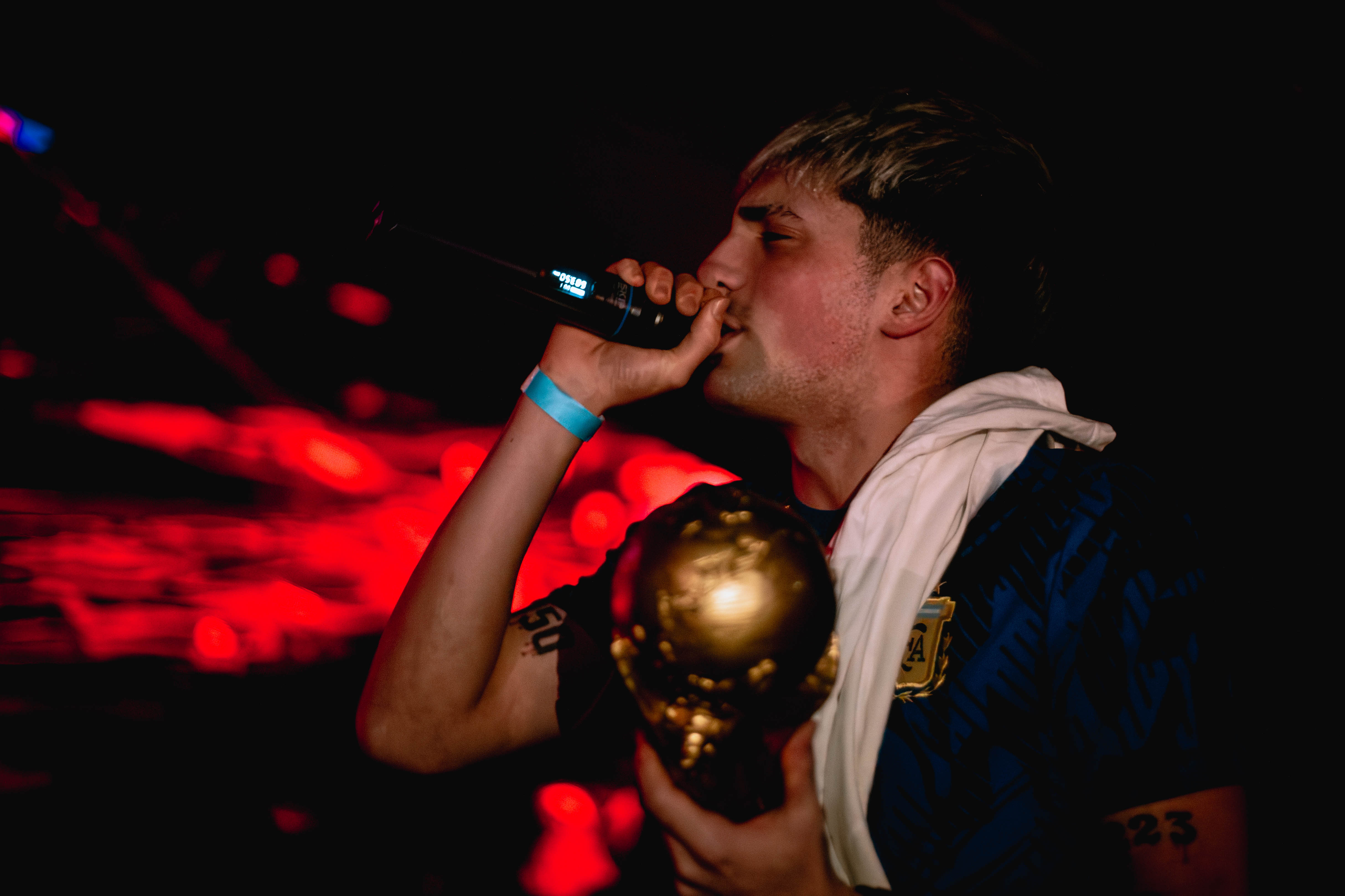 Leito cantando en vivo durante un show